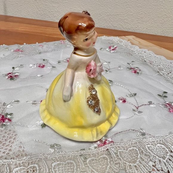 Vintage Lefton s Exclusives Yellow Girl Figurine 610, Ceramic Figurine - Picture 4 of 10